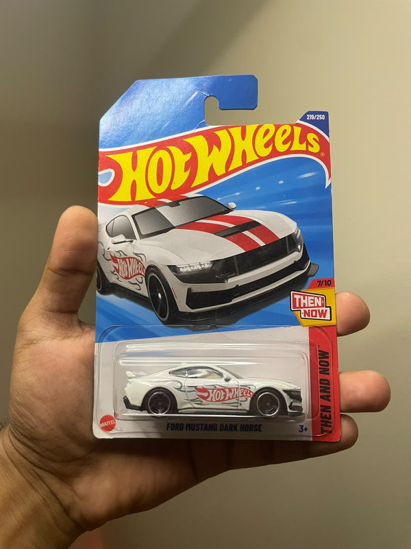 Ford Mustang Dark Horse Hotwheels